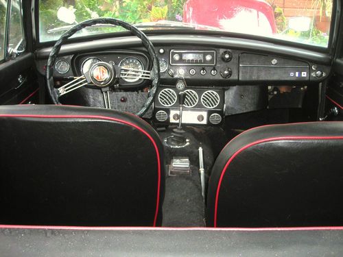 MGB GT 1967 Very Nice Condition Period Correct 44K Miles A/C Documents Classic, image 5