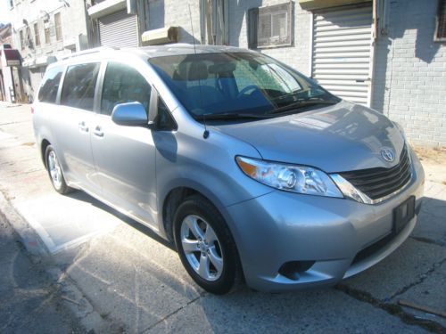 2011 toyota sienna le mini passenger van 5-door 3.5l