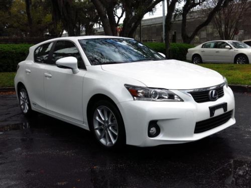 Off lease well maintained excellent condition hybrid clean carfax