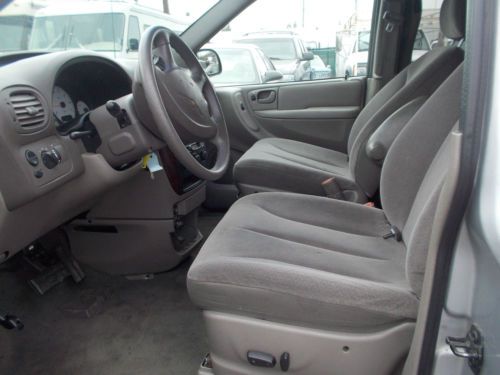 2002 Chrysler Town & Country, NO RESERVE, image 3