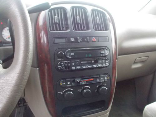 2002 Chrysler Town & Country, NO RESERVE, image 7