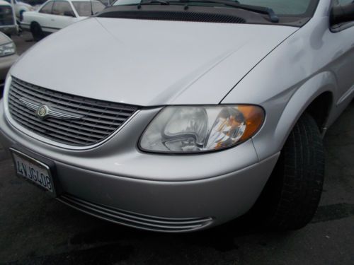 2002 Chrysler Town & Country, NO RESERVE, image 9