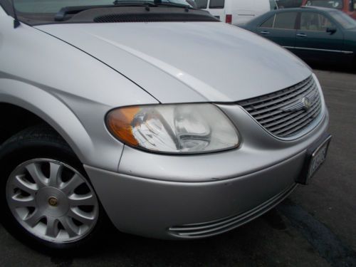 2002 Chrysler Town & Country, NO RESERVE, image 10