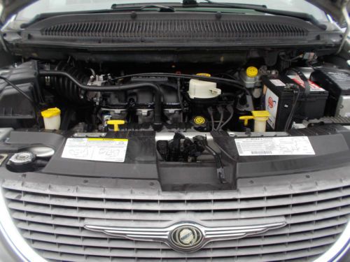 2002 Chrysler Town & Country, NO RESERVE, image 17