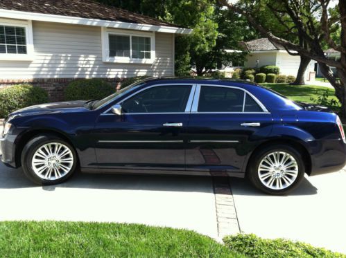 2013 chrysler 300c luxury series awd with 5.7l hemi v-8