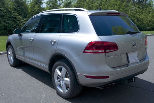 2011 Volkswagen Touareg Hybrid Sport Utility 4-Door 3.0L, US $35,900.00, image 4