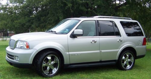 2005 lincoln navigator 4 wheel drive with 22 inch wheels - sunroof - like new