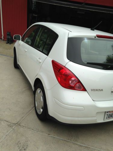 Hatch back white color, automatic 56,800 Miles, image 2