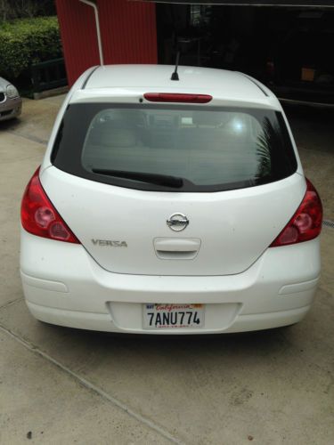 Hatch back white color, automatic 56,800 Miles, image 3