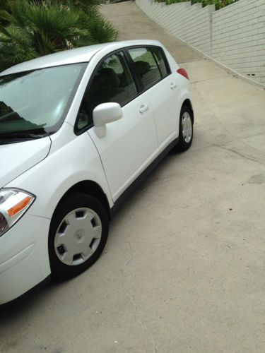 Hatch back white color, automatic 56,800 Miles, image 4