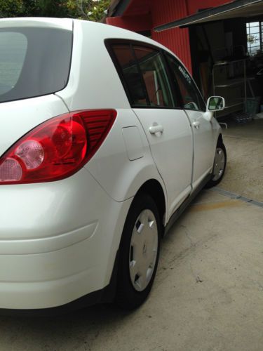 Hatch back white color, automatic 56,800 Miles, image 5