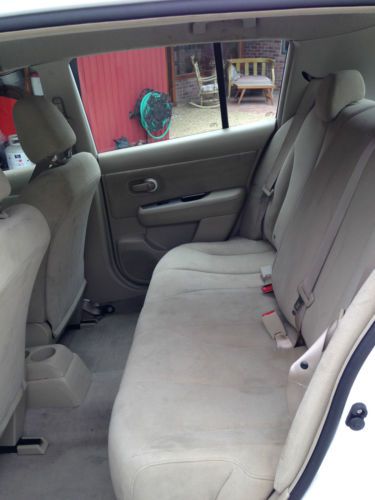 Hatch back white color, automatic 56,800 Miles, image 6