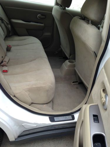 Hatch back white color, automatic 56,800 Miles, image 7