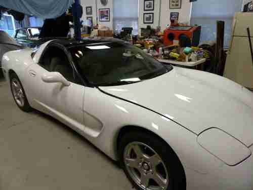 1997 Corvette Coupe with Targa top.  Beautiful, original arctic white finish, image 5