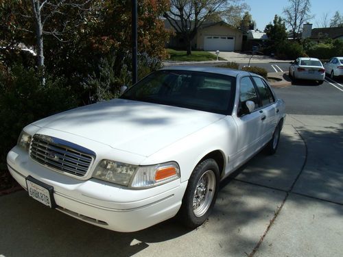 2001 ford crown victoria (no reserves)
