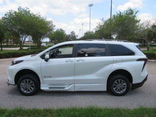 2024 Toyota Sienna XLE Braunability Handicap Wheelchair Van, US $89,999.00, image 17