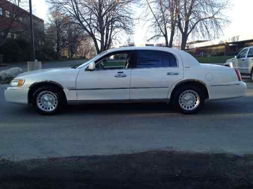 1999 lincoln town car 59,000 original miles elderly owned since new!runs perfect