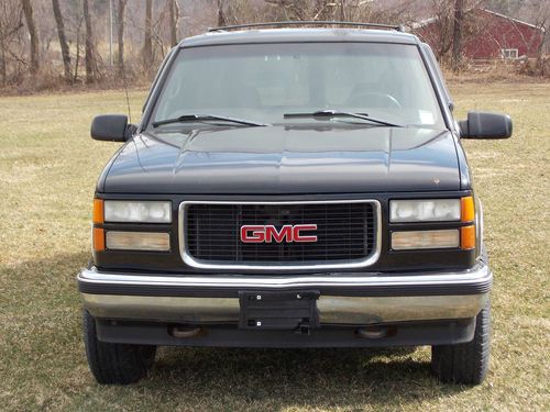 1999 gmc suburban, 4x4 black, auto ,v8,air, power 1500