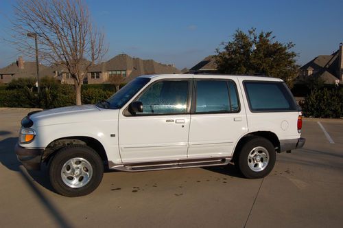 White 5.0l v8 all wheel drive - loaded - 175,000 miles