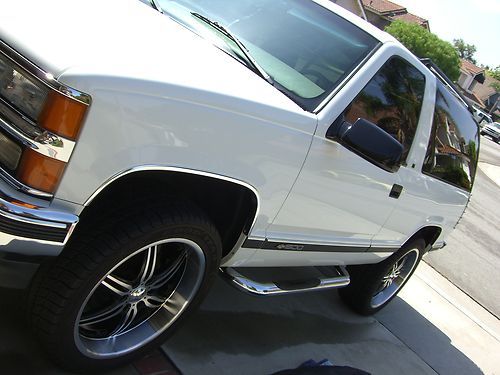 1997 Chevrolet Tahoe LT Sport Utility 2-Door 5.7L 4WD, image 2