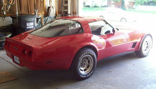 1981 chevrolet corvette t-tops 32000 miles red on red 350 automatic