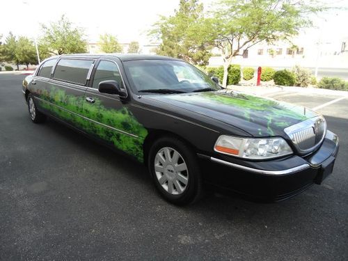 2004 lincoln town car. limousine