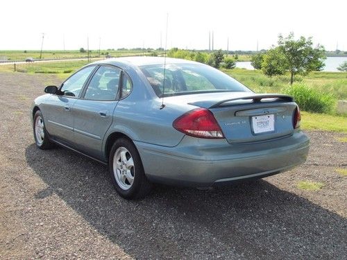 2005 Ford Taurus SE Sedan 4-Door 3.0L, image 2