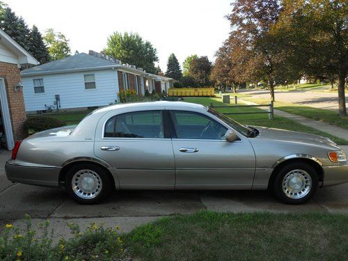 2000 lincoln town car executive sedan low reserve