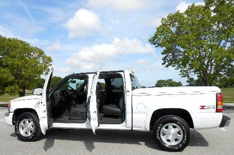 Crew cab 4x4~heated leather seats~onstar~1500 slt~new tires~white~05 06 07 08