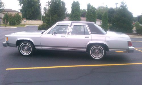 Super clean mercury grand marquis very very nice car