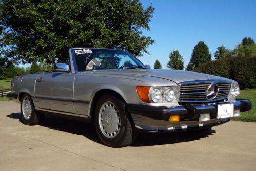 The classic mercedes-benz 560sl roadster w/ removable hardtop 560 sl convertible