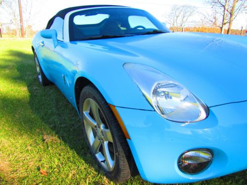One of a kind! 2006 pontiac solstice with less than 17000 miles! no reserve!