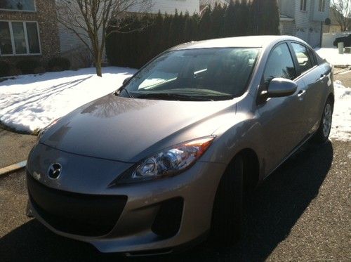 2013 mazda 3 i sport wint only 90 miles gas saver !!!! no reserve must go !