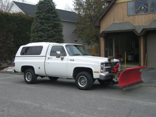 Chevy heavy half ton 1975 4x4 short bed w/ cap &amp; power angle plow