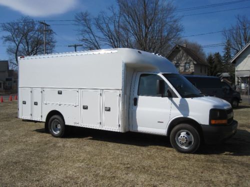 2006 chevy g3500 w/large fiberglass utility / service box duramax diesel only 3k