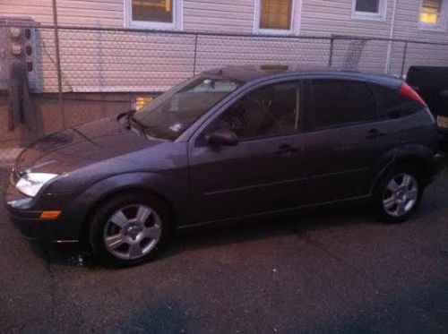 Ford focus backhatch, 4 doors, power windows, sun roof, a/c, gray, stick shift,