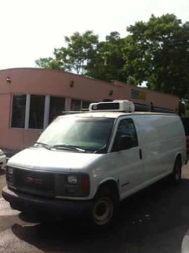 1999 gmc savana. reefer van. extended body, insulated with thermo king unit.