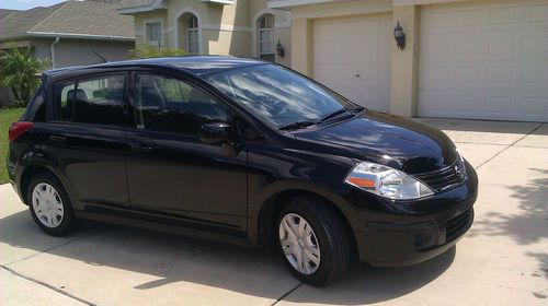 2011 nissan versa s hatchback 4-door 1.8l, great condtion, one owner