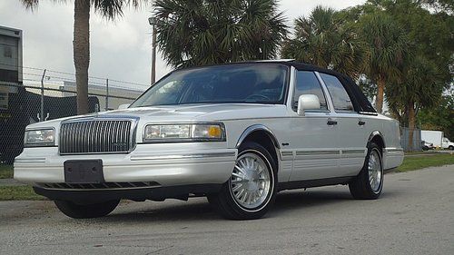 1997 lincoln town car signature , moonroof sharp looing and no reserve set
