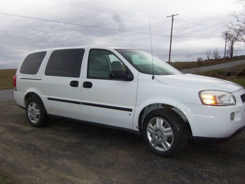 8 passenger 2006 chevy uplander van white