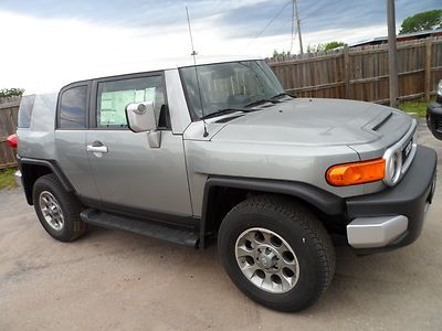 New 2012 toyota fj cruiser 4x4 $3000 off msrp