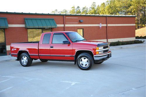 Silverado z71 / sierra / ext cab / 1 owner / new michelin tires / 4x4 /only 62k