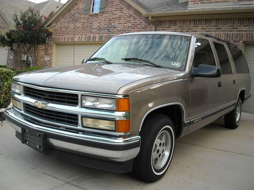 1995 suburban excellent condition, 138k clean, runs perfect.