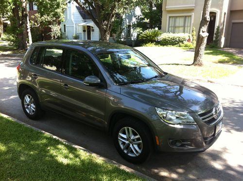 2011 volkswagen tiguan s sport utility 4-door 2.0l - low mileage, mint condition