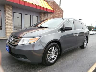 Warranty One owner Smoke free Clean Must sell Low miles rear entertainment, image 3