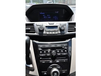 Warranty One owner Smoke free Clean Must sell Low miles rear entertainment, image 39