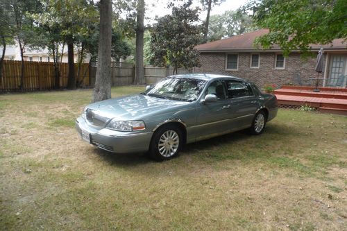 2004 lincoln town car signature sedan 4-door 4.6l no reserve amazing condition!!