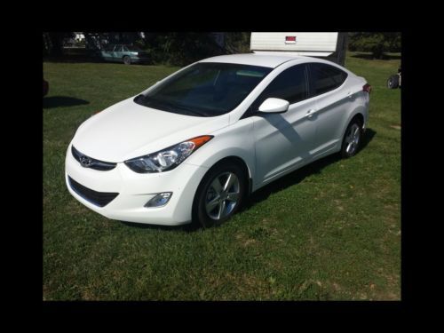 2013 hyundai elantra beautiful car super clean.......... ready to drive home.