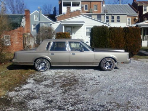 1988 lincoln town car signature sedan 4-door 5.0l