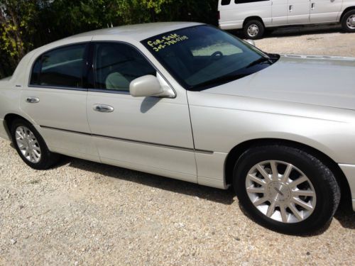 2006 lincoln town car signature sedan 4-door 4.6l - pearl white - mint